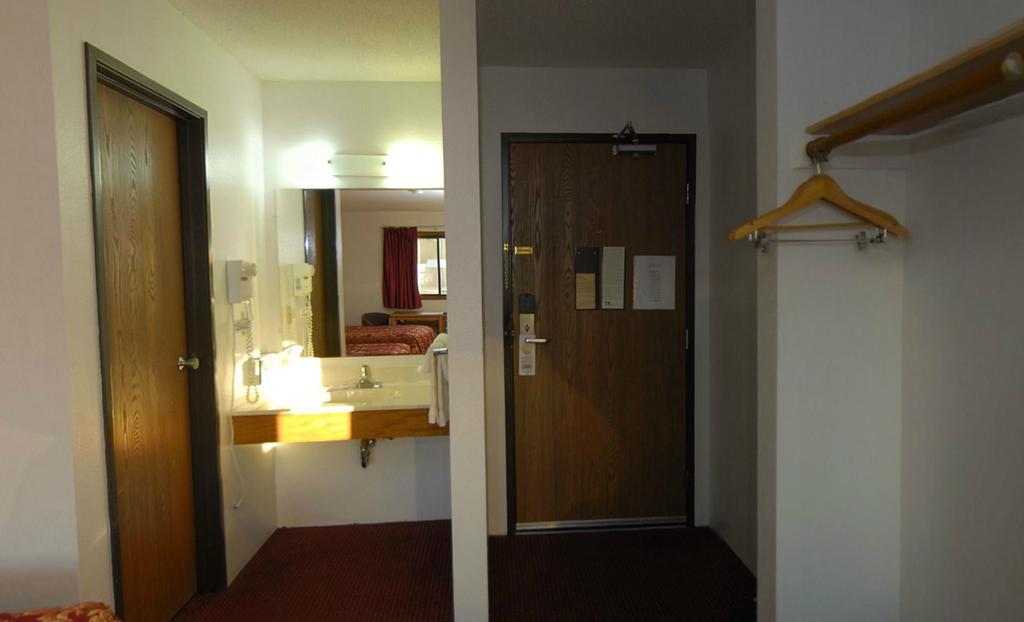 Rodeway Inn Брейнерд Екстер'єр фото